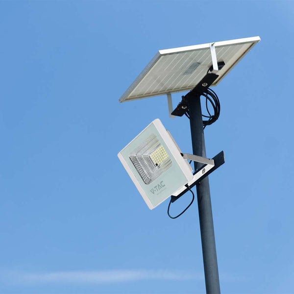 Solarstrahler mit LED-Technologie und Solarpanel an einem Mast