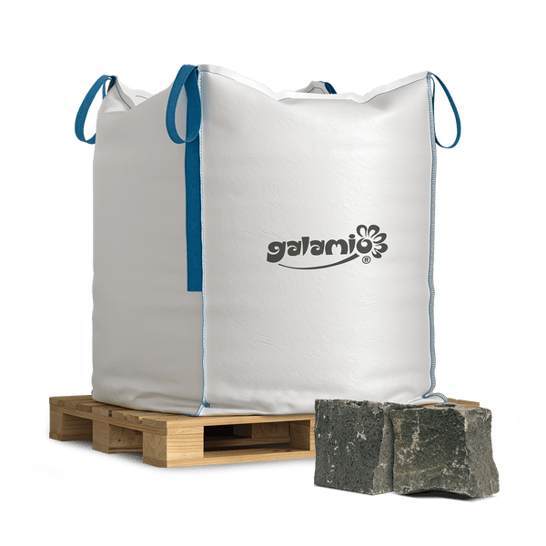 Galamio Big Bag auf einer Holzpalette mit zwei grauen Pflastersteinen.