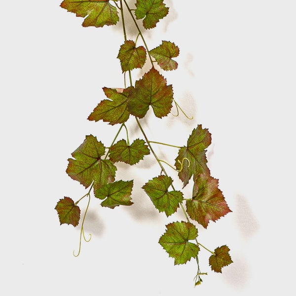 Künstlicher Rittersporn mit violetten Blüten und grünem Stiel aus Kunststoff.
