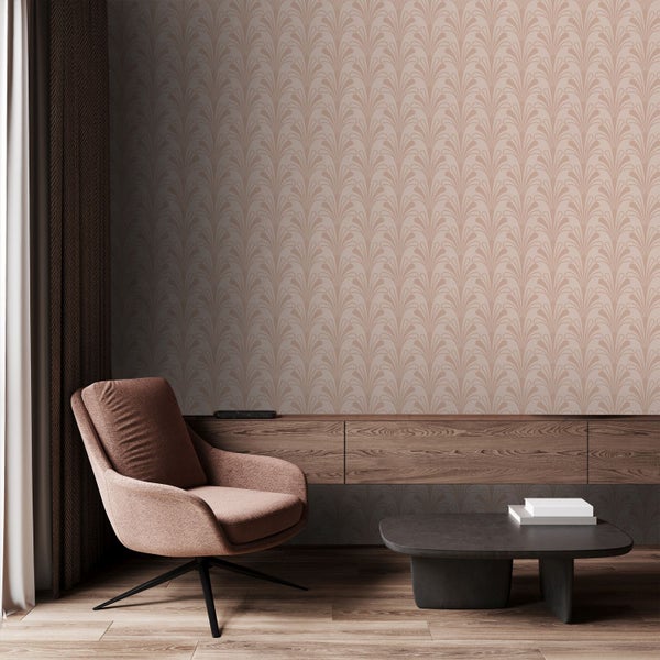 Wohnzimmer mit Vliestapete mit Blattmuster im Art Deco Stil, moderner Sessel, Sideboard aus Holz und niedriger Couchtisch in wohnlichem Ambiente.