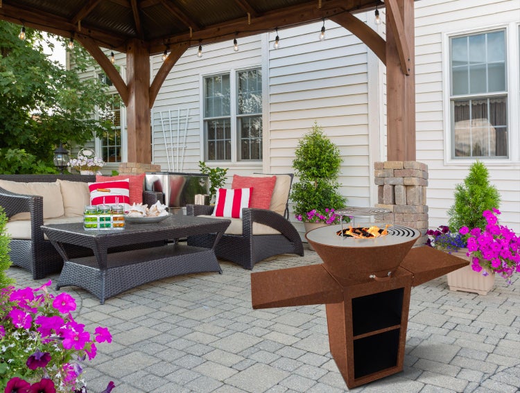 Gartenszene mit Pavillon, Sitzgruppe und Feuerstelle für eine angenehme Atmosphäre im Freien.