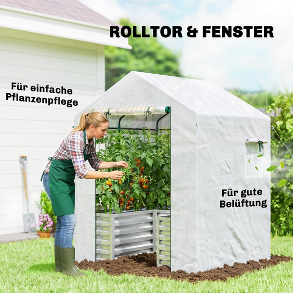 Begehbares Folien-Gewächshaus mit Rolltor und Fenster für gute Belüftung, Frau pflegt Tomatenpflanzen im Garten.