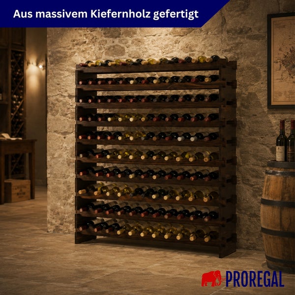 Großes, freistehendes Weinregal aus massivem Kiefernholz für zahlreiche Weinflaschen in einem rustikalen Weinkeller.