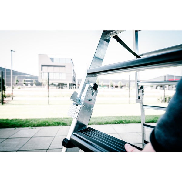 Detailaufnahme einer Aluminiumleiter mit Sicherheitsmechanismus