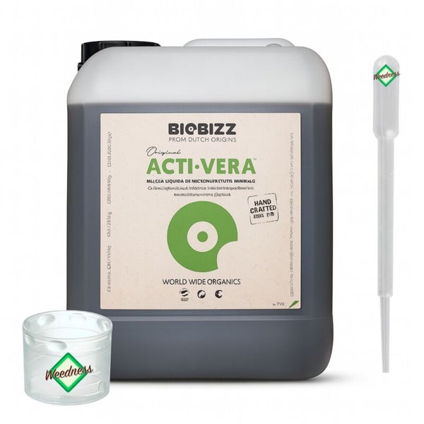 Biobizz Acti-Vera organischer Pflanzenhilfsstoff im Kanister mit Pipette und Messbecher.