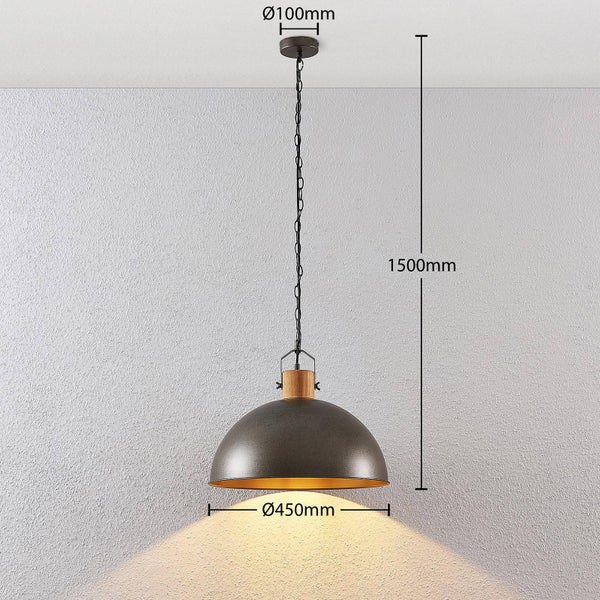 Pendelleuchte mit Metallschirm und Holzdetail. Gesamthöhe 1500 Millimeter, Schirmdurchmesser 450 Millimeter, Baldachindurchmesser 100 Millimeter.
