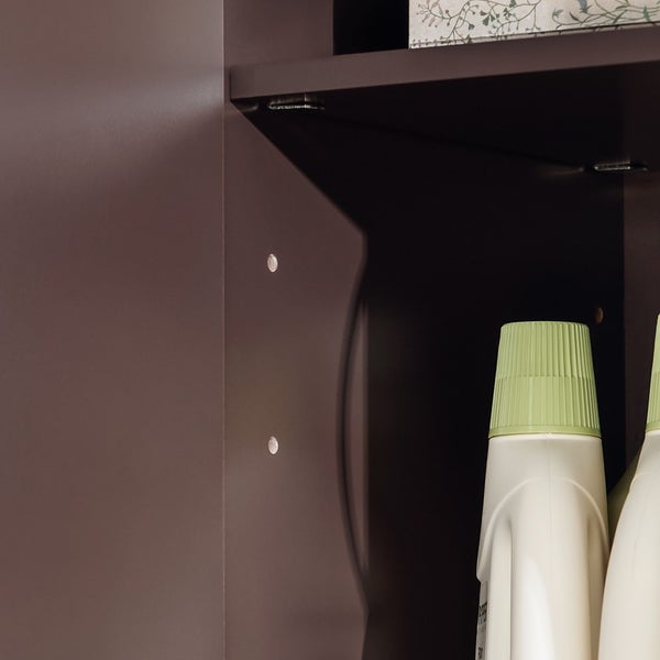 Detailansicht eines Badezimmerschranks mit Regalböden und Reinigungsutensilien