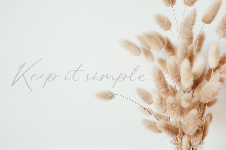 Dekorative Trockenblumen im Glas mit dem Schriftzug 'Keep it simple'