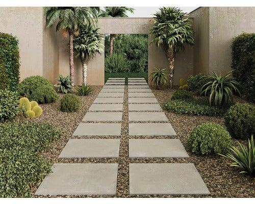 Moderner Gartenweg aus großen, quadratischen Terrassenplatten in Betonoptik, verlegt in Kies zwischen mediterranen Pflanzen und Palmen.