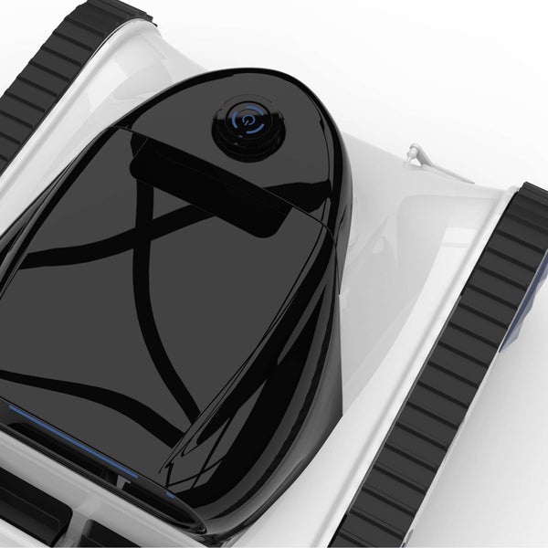Nahaufnahme eines Poolroboters mit Einschaltknopf und profilierten Gummiketten zur Schwimmbadreinigung.