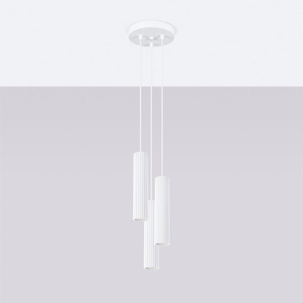 Hängeleuchte mit drei zylinderförmigen Lampenschirmen