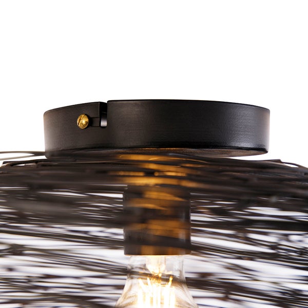 Detailansicht einer Deckenleuchte mit einem Lampenschirm aus Drahtgeflecht