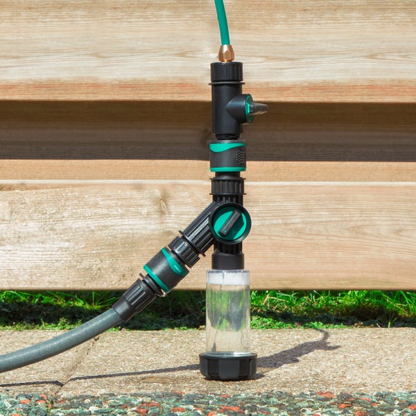 Gartenbewässerungssystem mit Wasserfilter und Schlauchanschluss