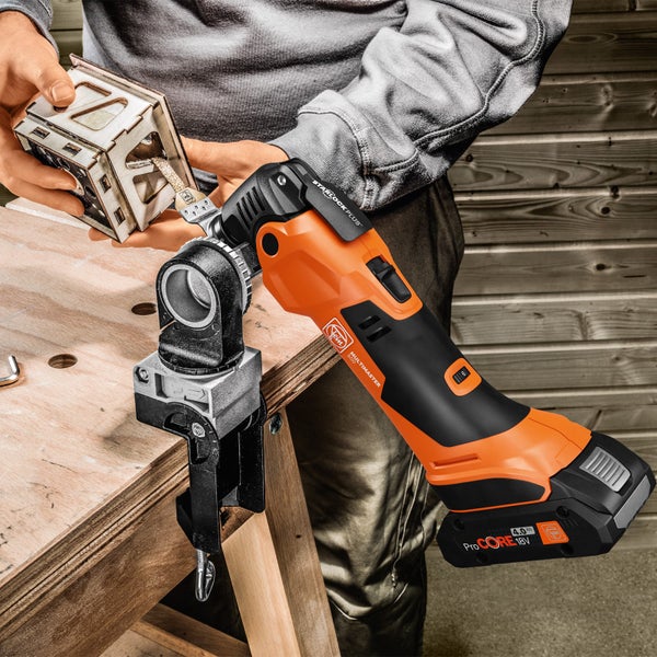 Handwerker bearbeitet Fensterrahmen mit einem Akku-Multifunktionswerkzeug auf einer Werkbank.