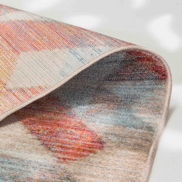 Bunter Kurzflorteppich mit abstraktem Muster, geketteltem Rand und umgeschlagener Ecke.