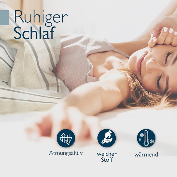 Frau schläft in einem hellen Zimmer unter einer Decke. Symbole für atmungsaktiv, weicher Stoff und wärmend.