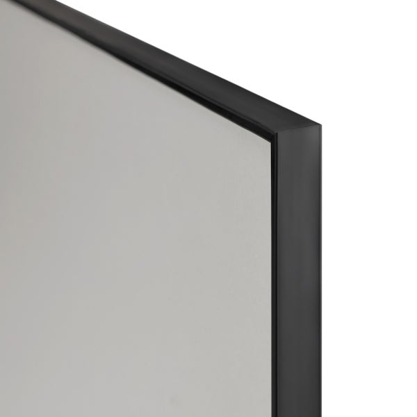 Nahaufnahme einer rechteckigen Duschabtrennung aus Glas mit einem schmalen Rahmen