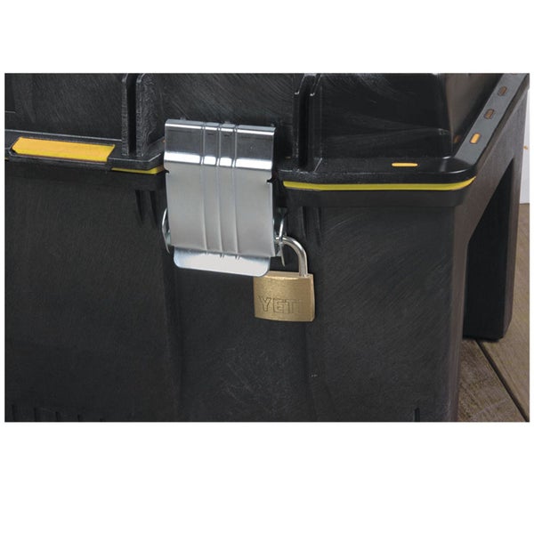 Aufgestellter Rundpool mit Stahlwand in Holzoptik im Garten auf einer Rasenfläche.