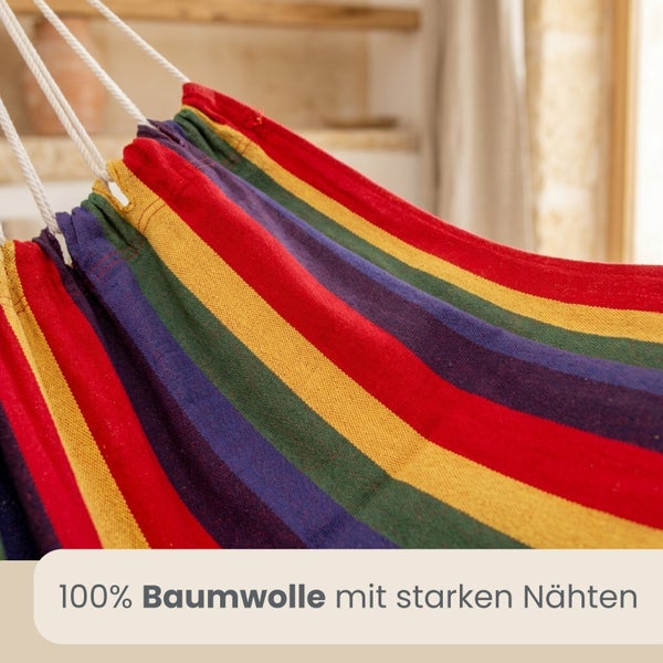 Gestreifte Hängematte aus einhundert Prozent Baumwolle mit starken Nähten und weißen Seilen.