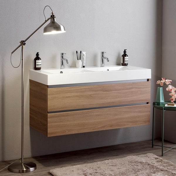 Moderner Doppelwaschtisch mit Holzoptik Unterschrank zwei Schubladen und Armaturen in einem hellen Badambiente