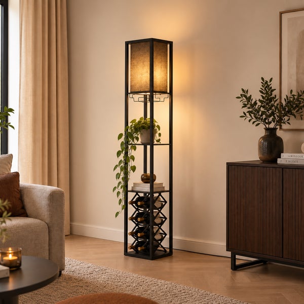 Stehlampe mit integriertem Regal und Weinregal aus Metall in einem gemütlich eingerichteten Wohnzimmer.
