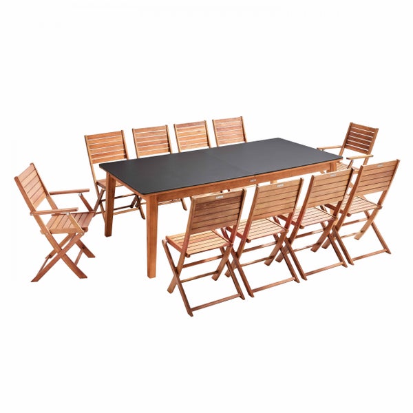 Gartenmöbel-Set aus Holz bestehend aus einem Esstisch mit dunkler Tischplatte und zehn klappbaren Gartenstühlen.
