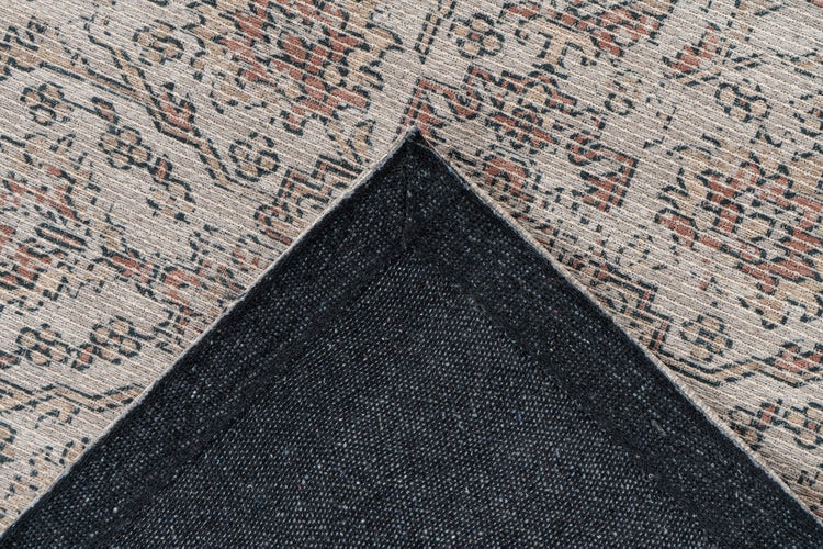 Teppich mit orientalischem Muster im Vintage-Stil und dunkler, strukturierter Rückseite.