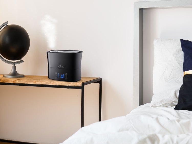 Luftbefeuchter auf einem Nachttisch im Schlafzimmer