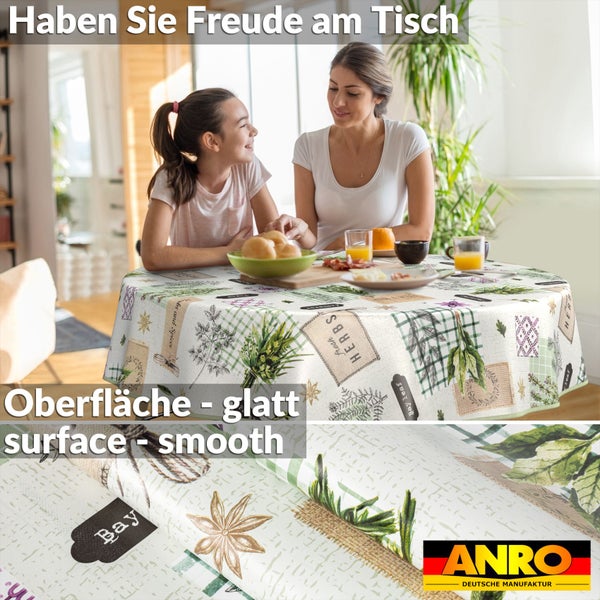 Tischdekoration mit Tischdecke mit Kräutermotiv für eine helle und einladende Atmosphäre