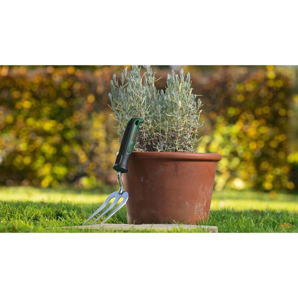 Gartengabel neben einem Blumentopf mit Pflanze