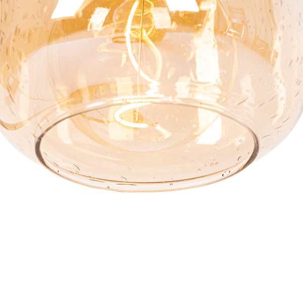 Nahaufnahme einer Pendelleuchte mit Glasschirm