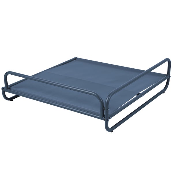Erhöhtes Hundebett mit Metallrahmen und blauer Textilbespannung.