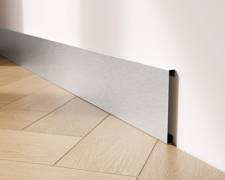 Sockelleiste aus Metall an einer Wand