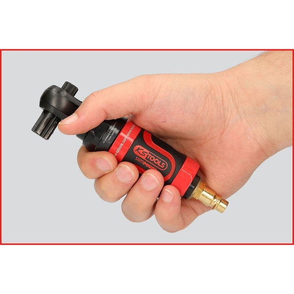 Eine Hand hält einen schwarzen und roten KS Tools Slimpower Druckluft-Ratschenschrauber.