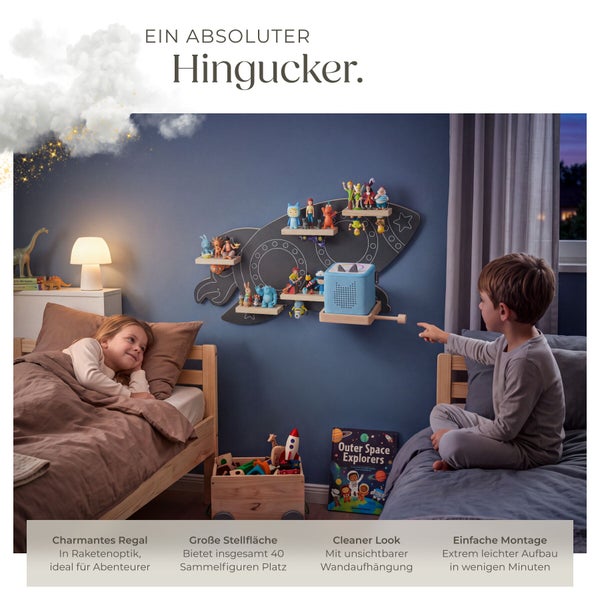 Wandregal in Raketenform als Aufbewahrung für Kinderzimmer mit Ablageflächen für Sammelfiguren und Lautsprecher an einer Wand montiert.
