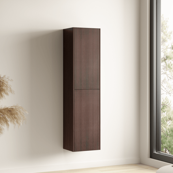 Wandhängender Hochschrank in dunkler Holzoptik mit vertikal geriffelter Front in einem hellen, modern eingerichteten Raum.