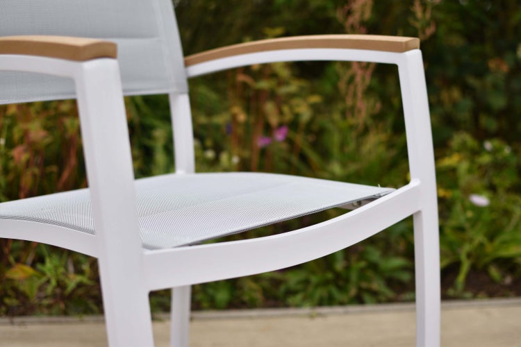 Detailansicht eines Gartenstuhls mit Armlehnen aus Aluminium und Textilbespannung