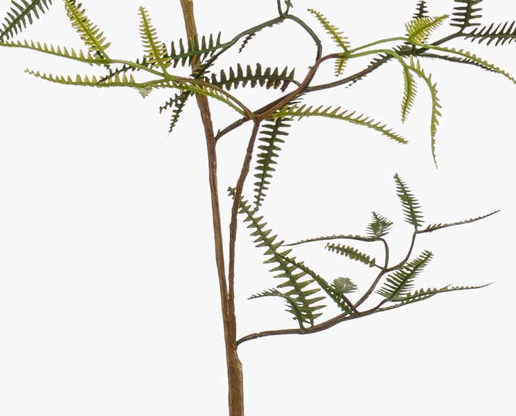 Künstliche orangefarbene Blume mit einer Blüte und einer Knospe an einem grünen Stiel.