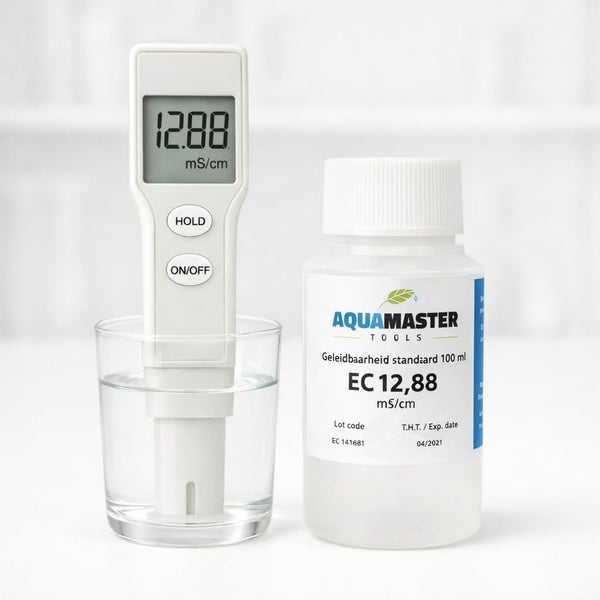 Digitales EC-Messgerät in einem Glas Wasser neben einer 100 Milliliter Flasche AquaMaster Tools Kalibrierflüssigkeit EC 12,88.