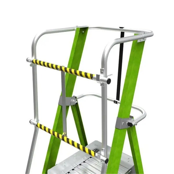 Sicherheitskäfig für eine Plattformleiter mit grünem Rahmen, Aluminiumgeländer und gelb-schwarz gestreiften Sicherheitsstangen.