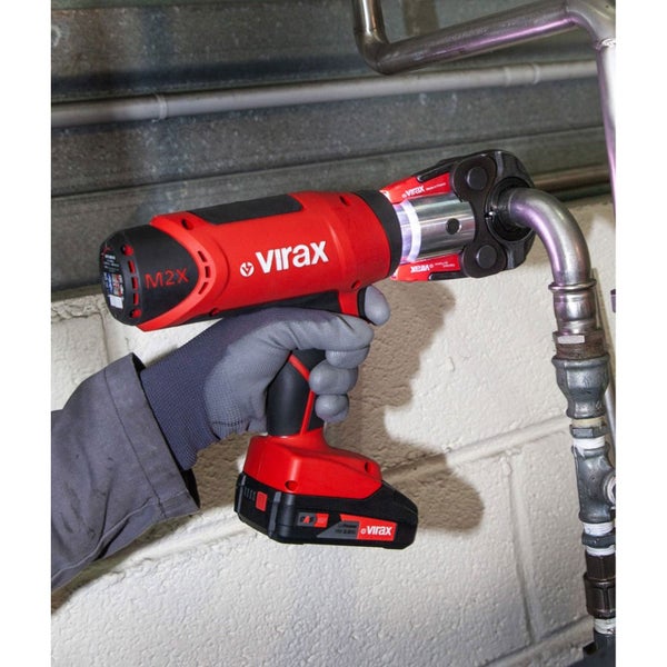 Rohrpressmaschine Virax bei der Arbeit an einem Metallrohr.