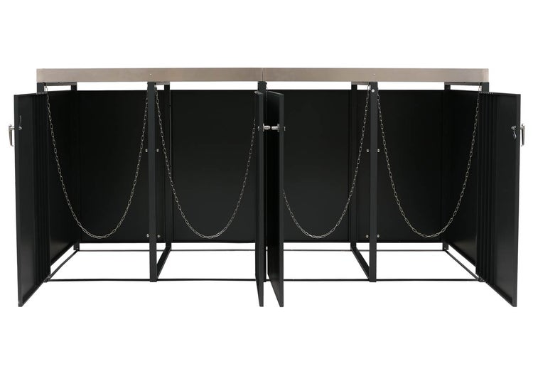 Offener Mülltonnenunterstand mit Metallketten