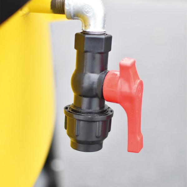 Detailaufnahme eines schwarzen Wasserhahns mit rotem Griff an einem gelben Behälter