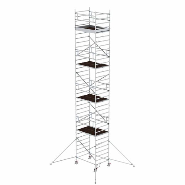 Mobiles Fahrgerüst aus Aluminium mit vier Arbeitsplattformen, Rollen und Auslegern zur Stabilisierung.