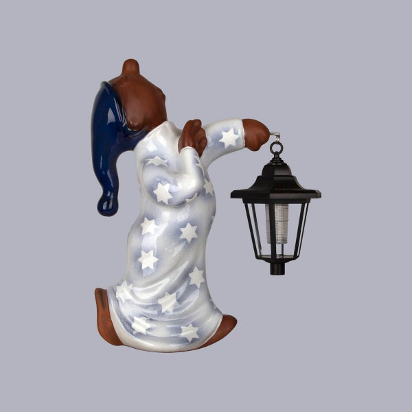 Gartenfigur Sandmännchen aus Keramik mit Nachthemd im Sternendesign und einer Laterne in der Hand.