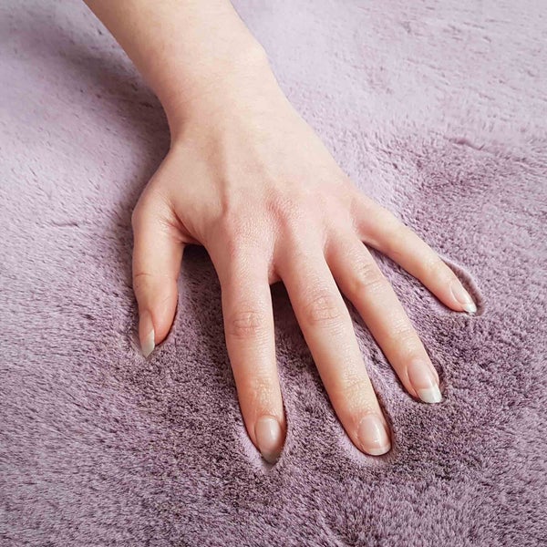 Hand auf einem hochflorigen Teppich