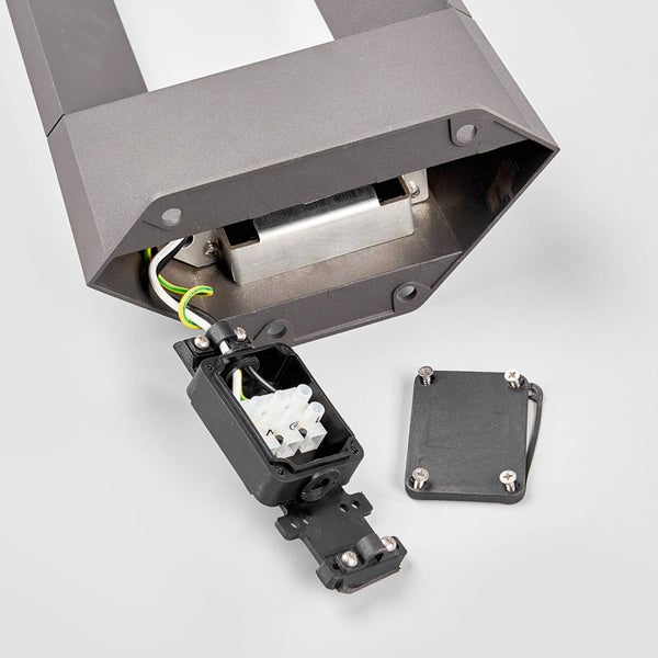 Detailansicht des elektrischen Anschlusses und der Klemmdose einer Außenleuchte mit Lüsterklemme, Kabeln und Abdeckung.