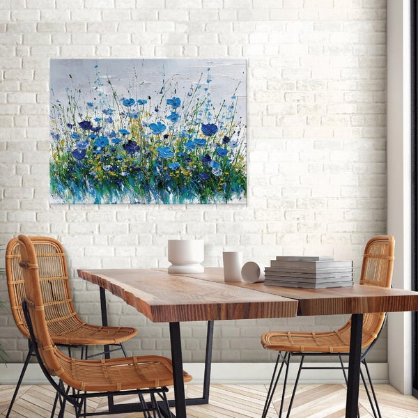 Gemäldeszene mit Esstisch, Stühlen und Blumenbild an Ziegelwand