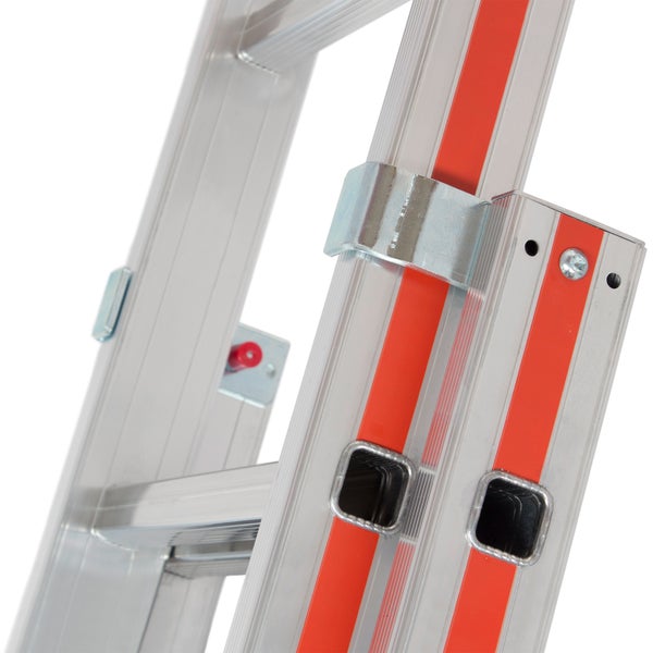 Detailansicht einer Aluminiumleiter mit rotem Streifen