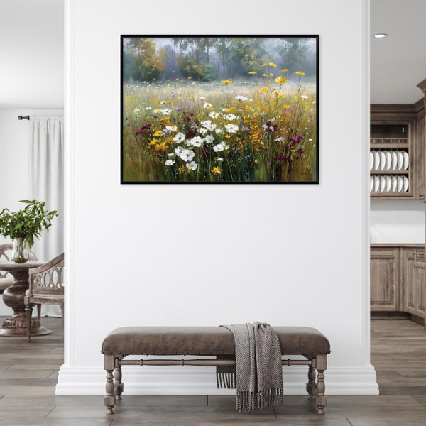 Wandbild mit einer impressionistischen Blumenwiese in einem schwarzen Rahmen, platziert über einer gepolsterten Sitzbank in einem hellen Wohnraum.